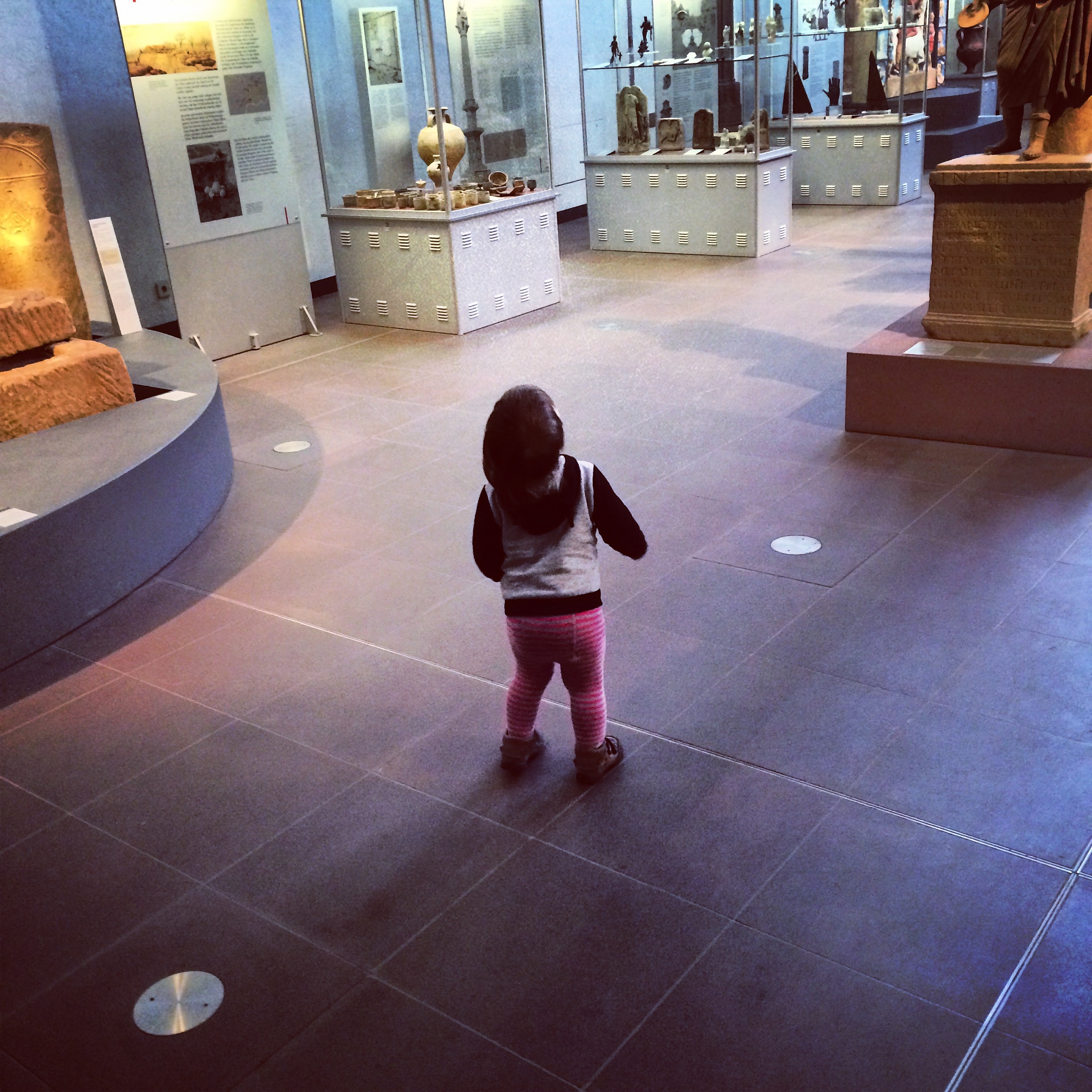 Kind im Museum: Ob es laut ist, klebt, riecht oder unangenehme Fragen stellt, ist nicht überliefert.